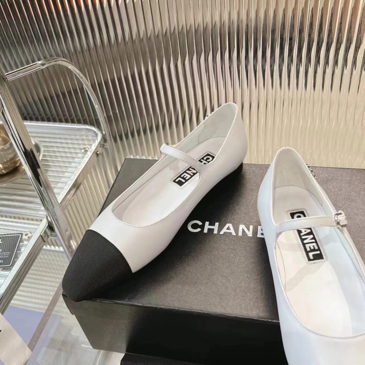 👟👟Ex-factory price 520👟👟 (Top version) CHANEL 24P early spring new trapezoidal toe high-heeled shoes, high version of one-strap, pointed square toe, color-blocked Mary Jane shoes, Xiaoxiang𝐂's two most popular shoes this year are these small silver shoes and big-toe shoes. It is difficult to find these shoes in the counter. It breaks the conventional pointed square toe design and gives people a refreshing feeling. I thought it was good-looking. Only when you put it on your feet will you know how easy it is to wear. It is really special and fashionable. The side rhinestones 𝐋𝐨𝐠𝐨 are very eye-catching. The smooth shoe shape is full of high-end feeling. I can think of countless outfits at the moment. Upper: imported cowhide/metallic film grain leather. Foot pad: sheepskin. Lining: sheepskin. Sole: Italian genuine leather outsole. Heel height: 1cm. Color: white/silver/black/pink. 4 colors size: 35-40 (41 made to order, non-refundable and non-exchangeable)